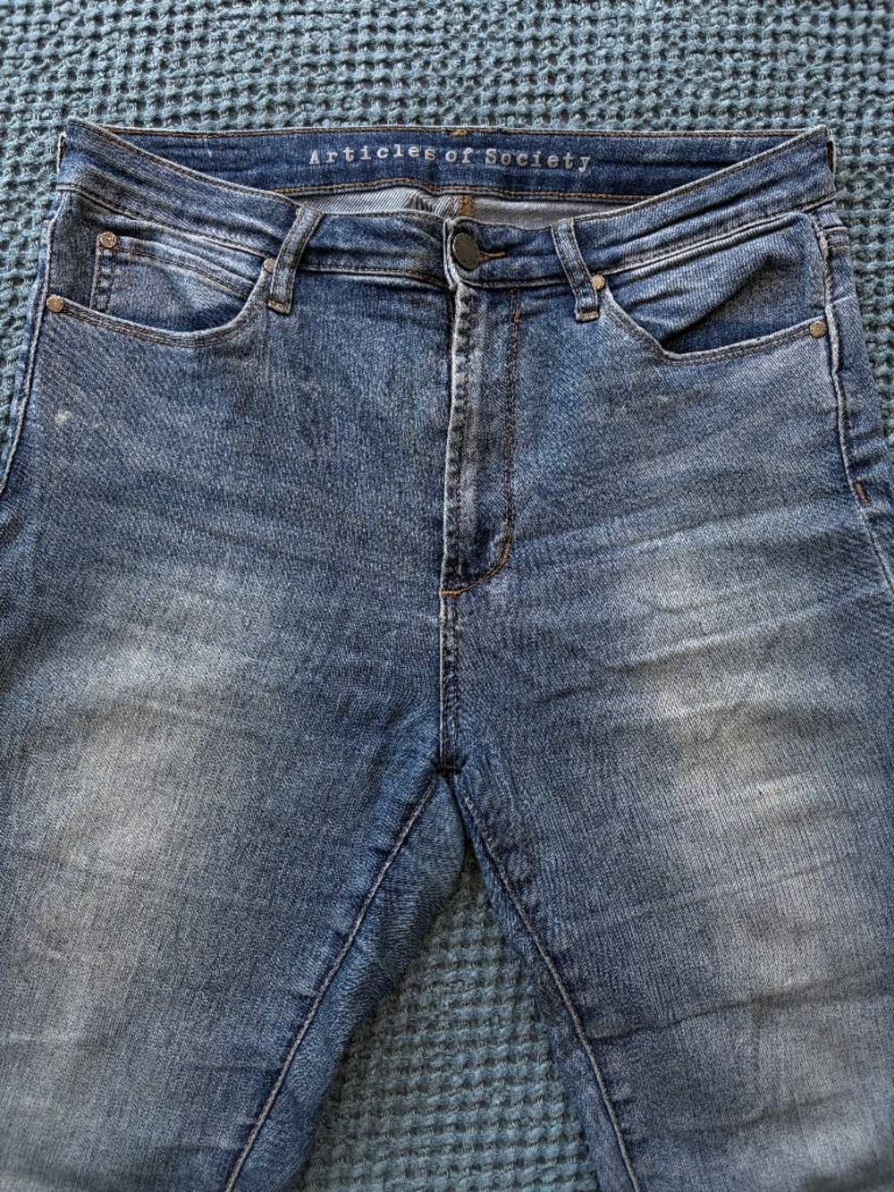 High rise distressed skinny jeans size 28